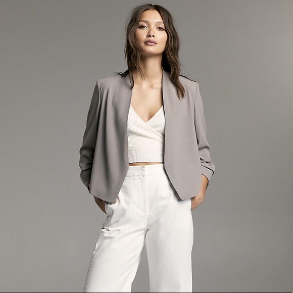 Aritzia Babaton Power Short Blazer in Tan - Picture 1 of 5